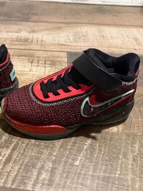 Lebron nike baskeball Sneakers in Burgundy and Black